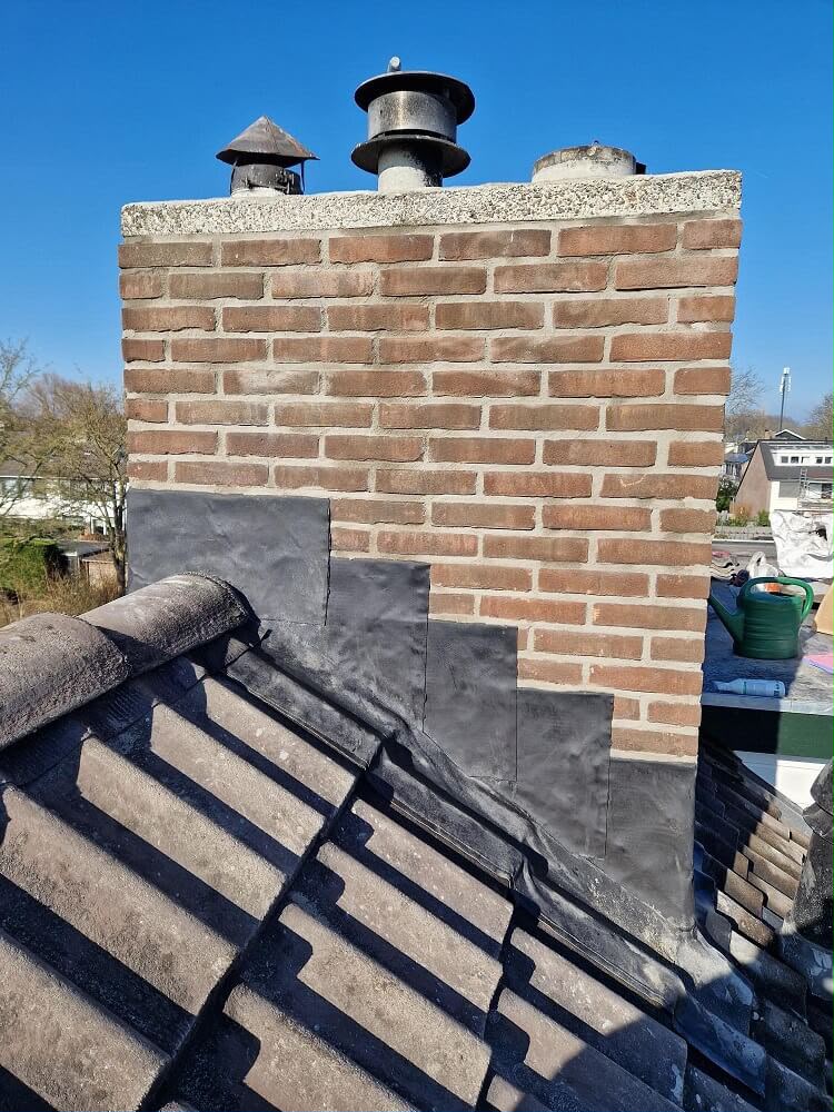 Gerenoveerde schoorsteen met nieuw loodwerk