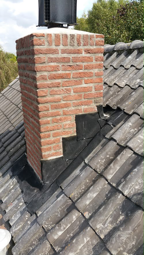 Schoorsteen opnieuw gevoegd en ingelood